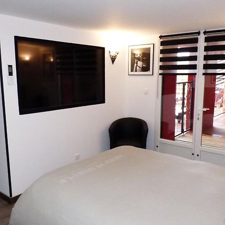 La Colline Aux Yeux Doubs Bed & Breakfast โบม-เลส์-ดามส์ ภายนอก รูปภาพ
