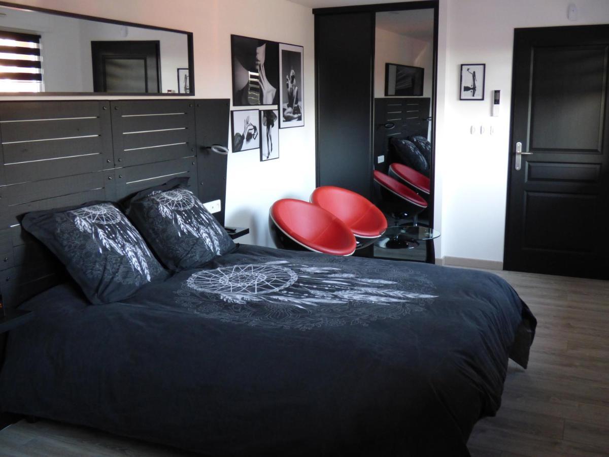 La Colline Aux Yeux Doubs Bed & Breakfast โบม-เลส์-ดามส์ ภายนอก รูปภาพ