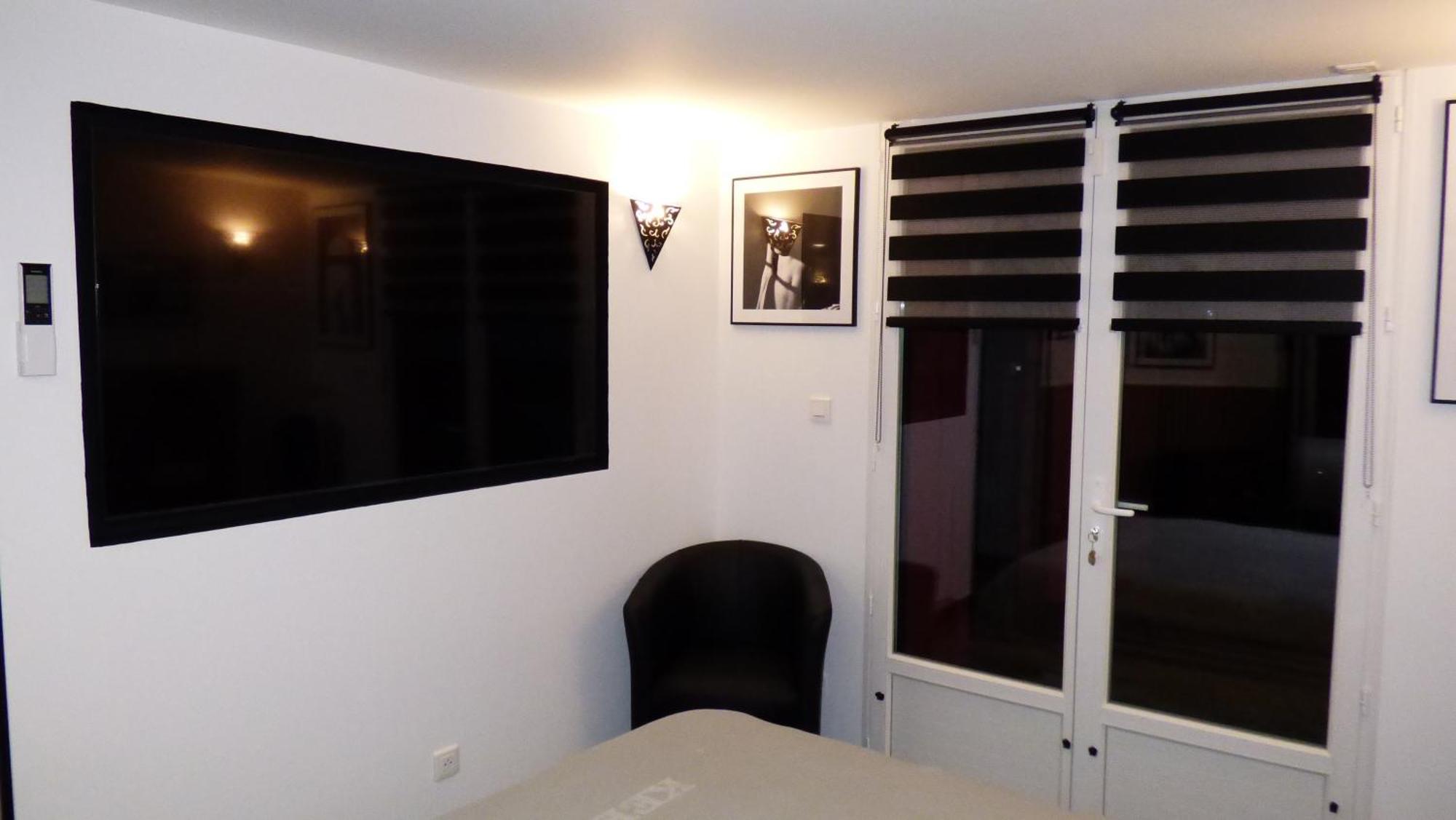 La Colline Aux Yeux Doubs Bed & Breakfast โบม-เลส์-ดามส์ ภายนอก รูปภาพ