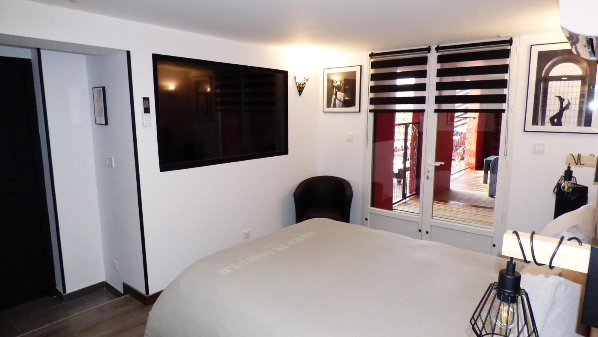 La Colline Aux Yeux Doubs Bed & Breakfast โบม-เลส์-ดามส์ ภายนอก รูปภาพ