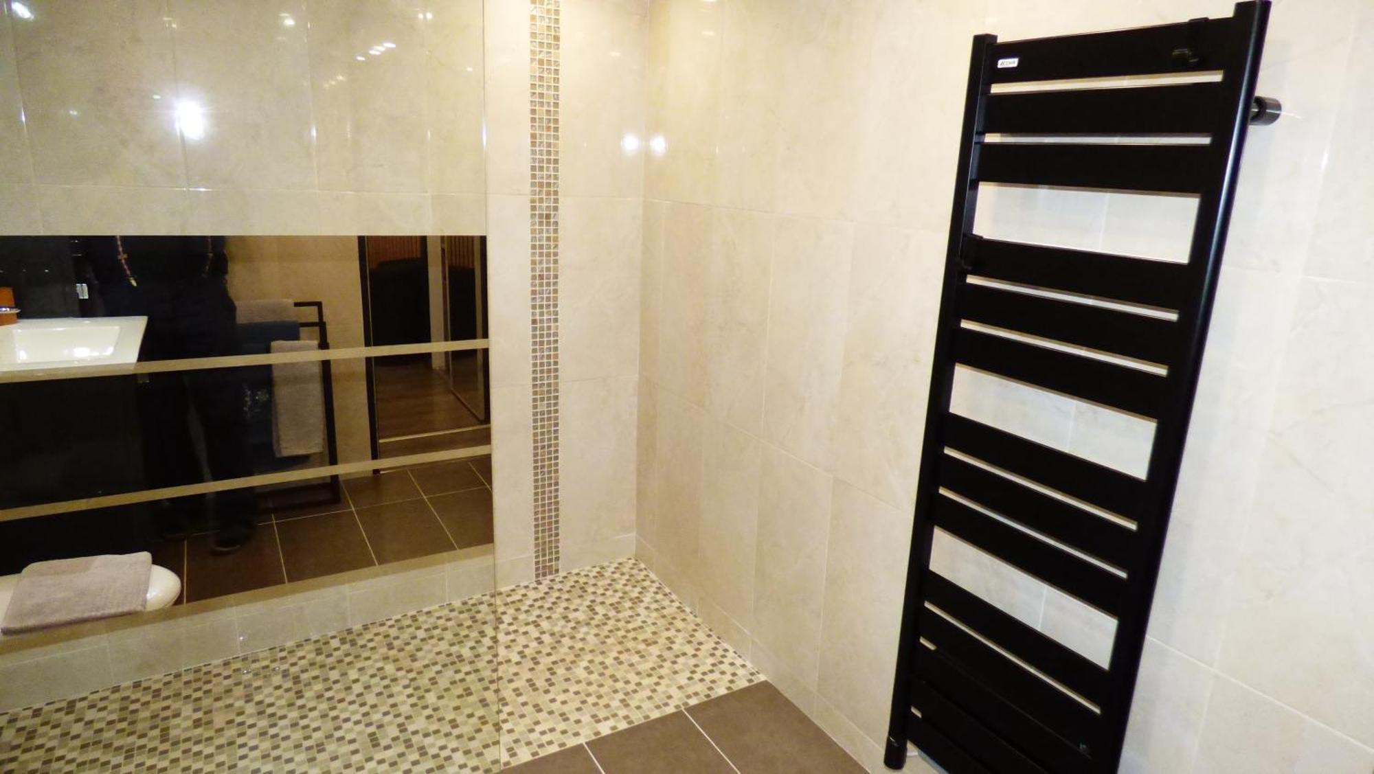 La Colline Aux Yeux Doubs Bed & Breakfast โบม-เลส์-ดามส์ ภายนอก รูปภาพ
