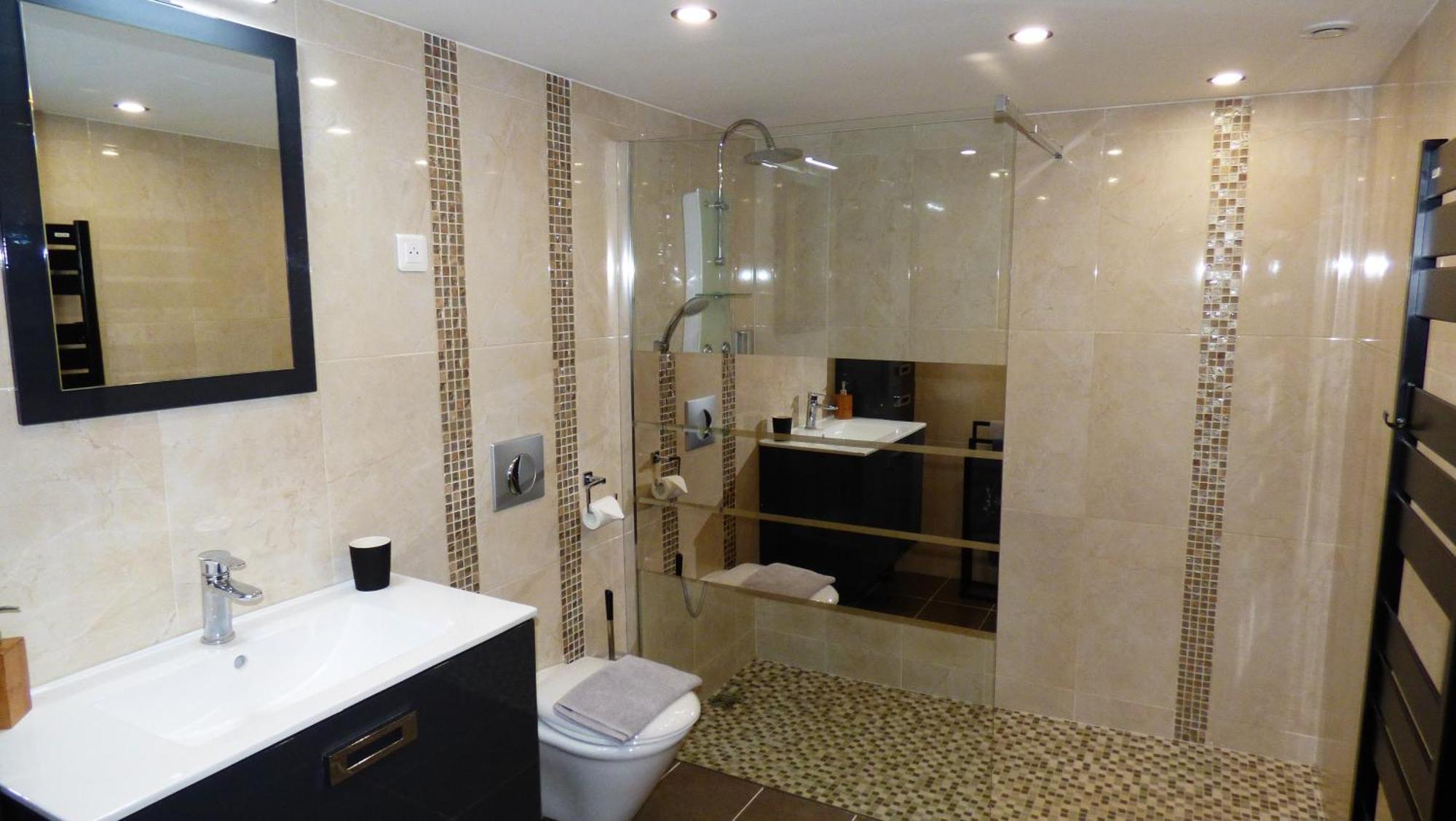 La Colline Aux Yeux Doubs Bed & Breakfast โบม-เลส์-ดามส์ ภายนอก รูปภาพ