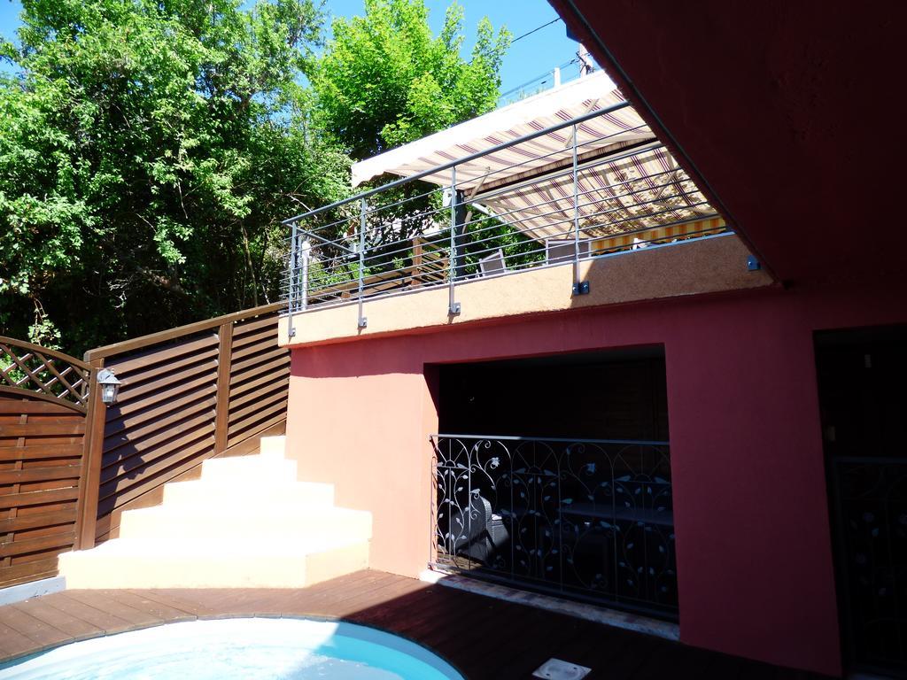 La Colline Aux Yeux Doubs Bed & Breakfast โบม-เลส์-ดามส์ ภายนอก รูปภาพ