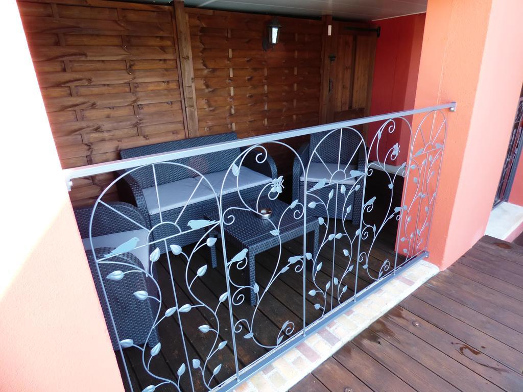 La Colline Aux Yeux Doubs Bed & Breakfast โบม-เลส์-ดามส์ ภายนอก รูปภาพ