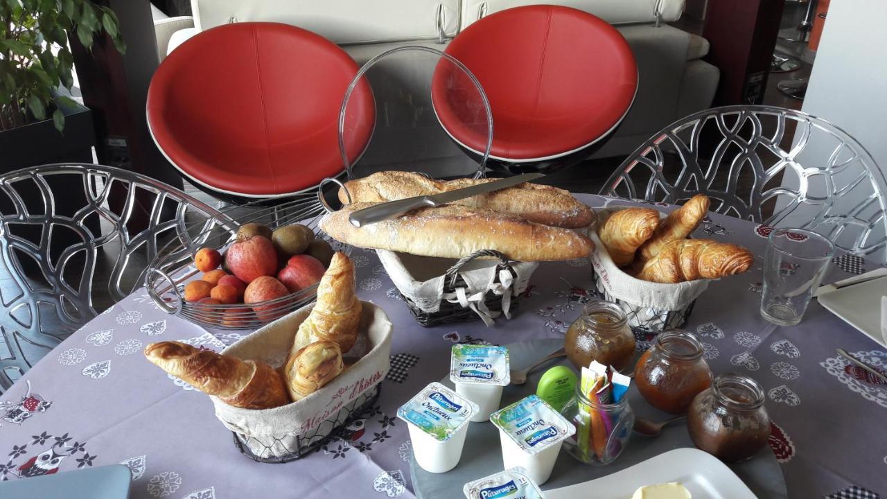 La Colline Aux Yeux Doubs Bed & Breakfast โบม-เลส์-ดามส์ ภายนอก รูปภาพ